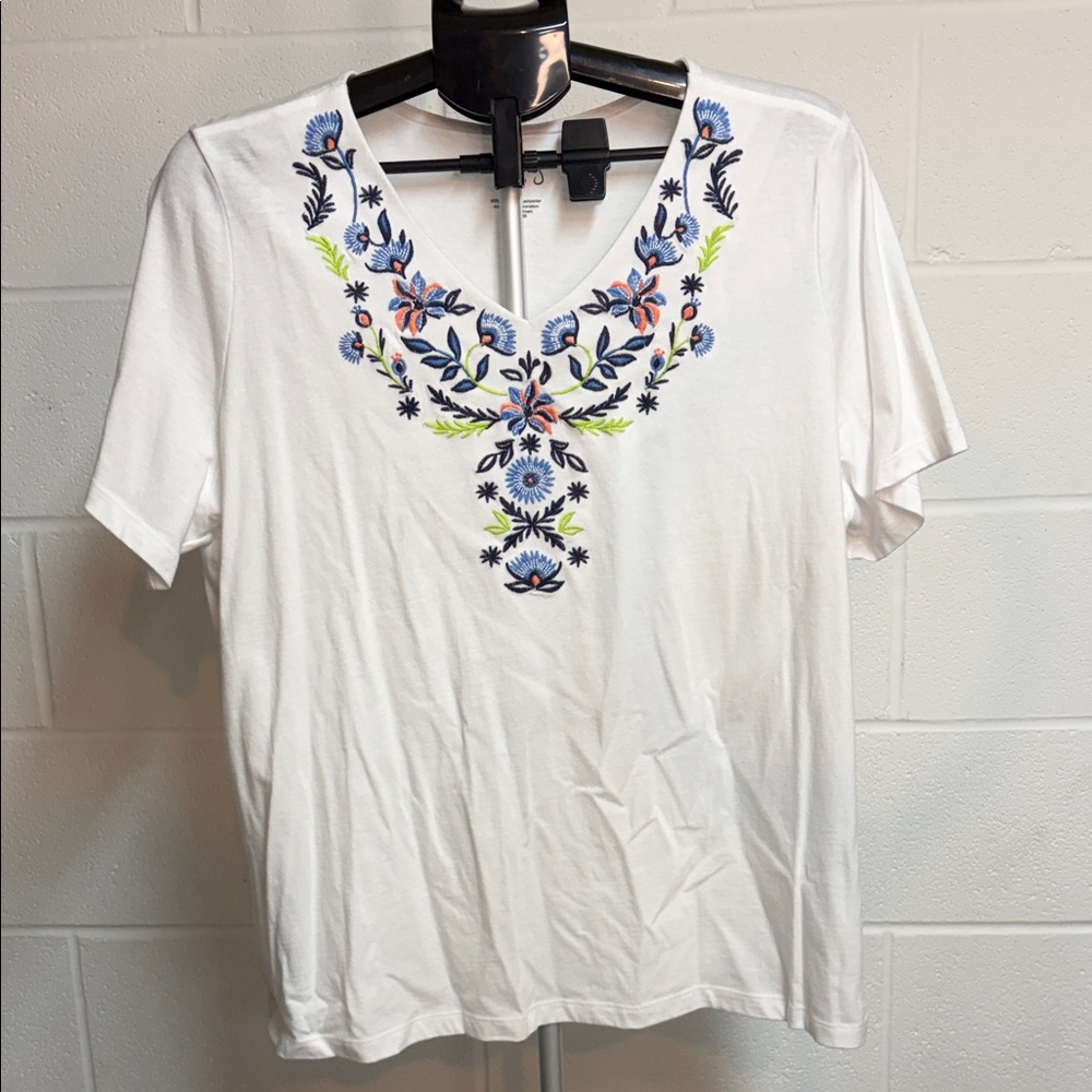 Coral Bay Women’s 1X V-Neck White Short Sleeve Shirt with Floral Pattern